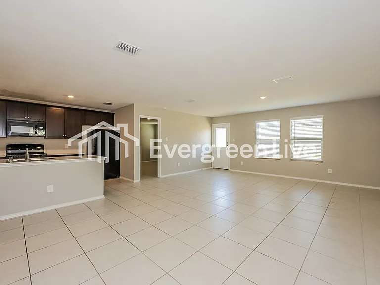 1021 Crestview Dr — Photo 2