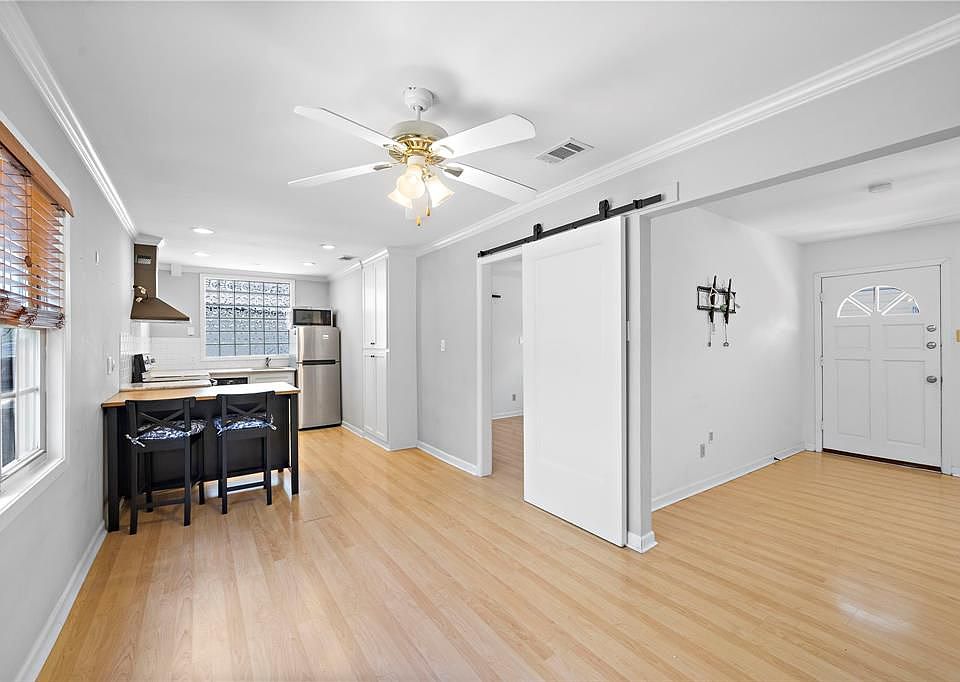 1st image of 2338 1/2 Shakespeare St