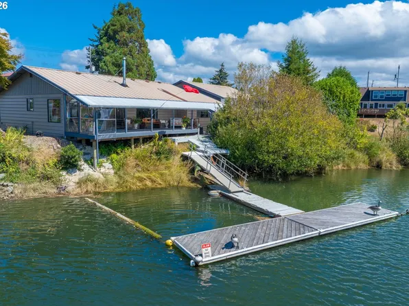 1144 Winchester Ave, Reedsport, OR 97467