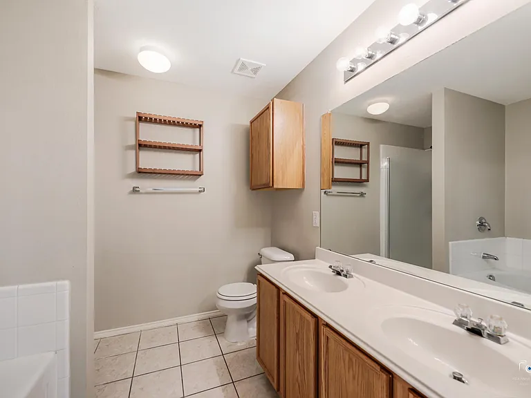 1637 Elm St — Photo 20