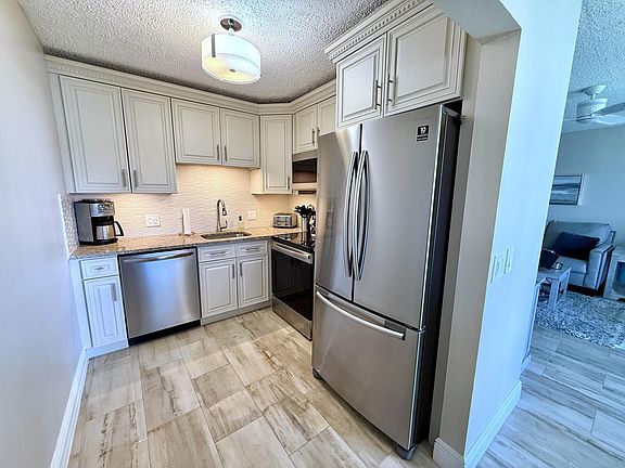 3rd image of 359 Oakridge T