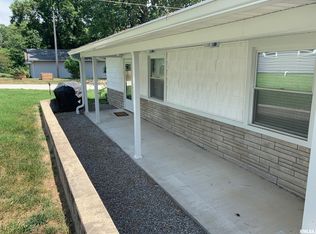 14 Lakeshore Dr, Benton, IL 62812