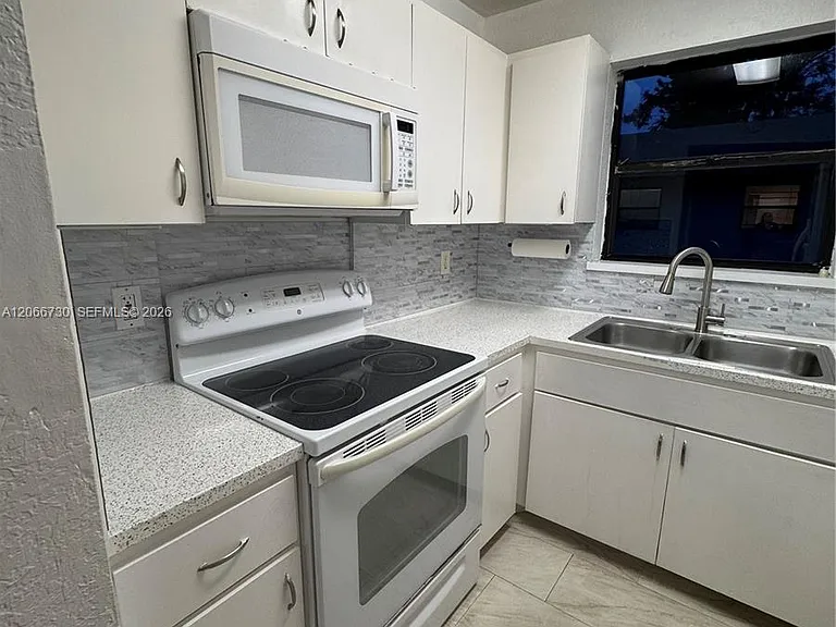 2124-2126 Thomas St #2126 — Photo 4