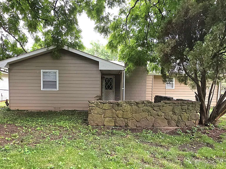 1005 E Guinevere St — Photo 11