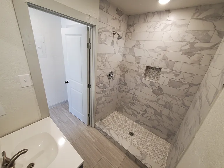 1923 W Poplar St — Photo 13