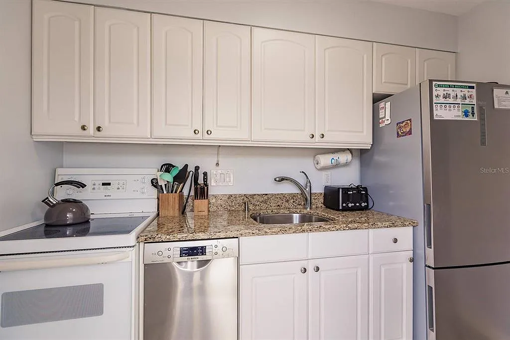 1 bed, 1.0 bath, 572 sqft, $7,470 — Photo 2