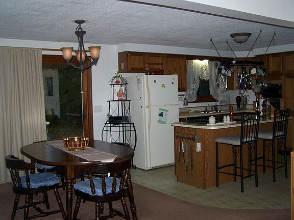 4th image of 99 Lunt Dr