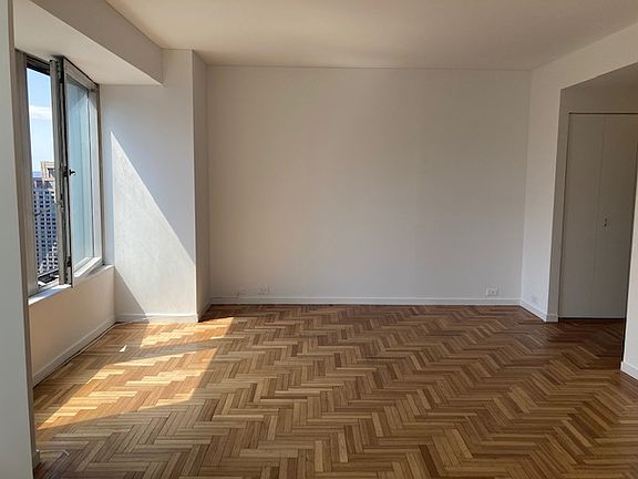 3rd image of 150 W 56th St APT 4212