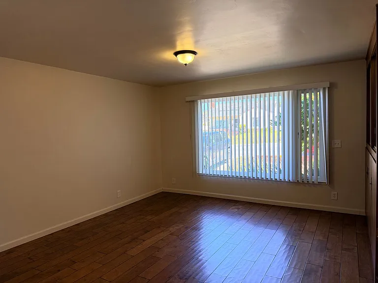 960 Forest Ave — Photo 4