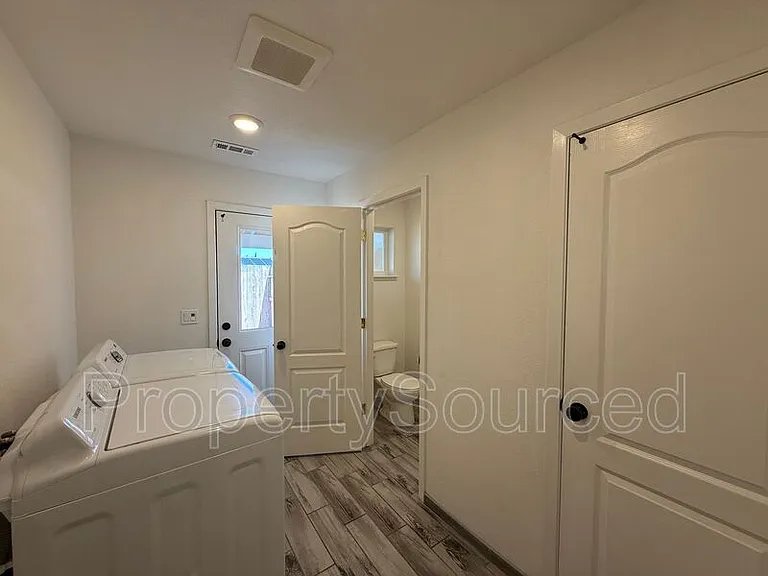 936 W Alameda St #A — Photo 32