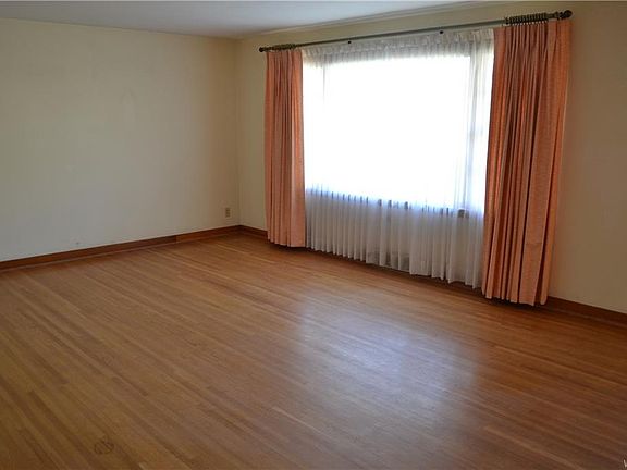 4th image of 97 Meadowbrook Dr