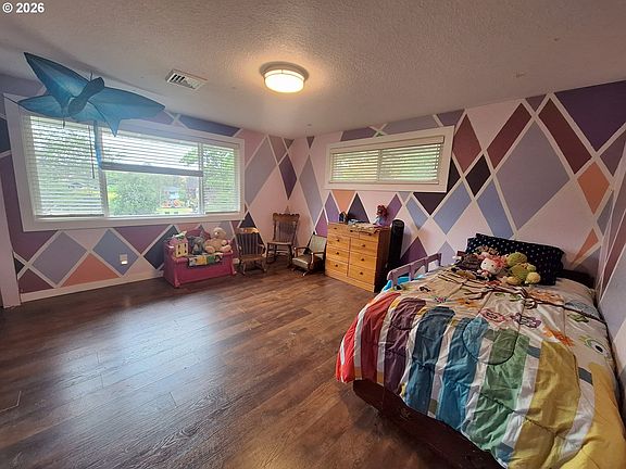 4th image of 339 Pioneer Way