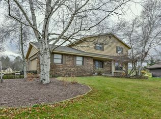 2529 W Glenbrook Ln, Mequon, WI 53092