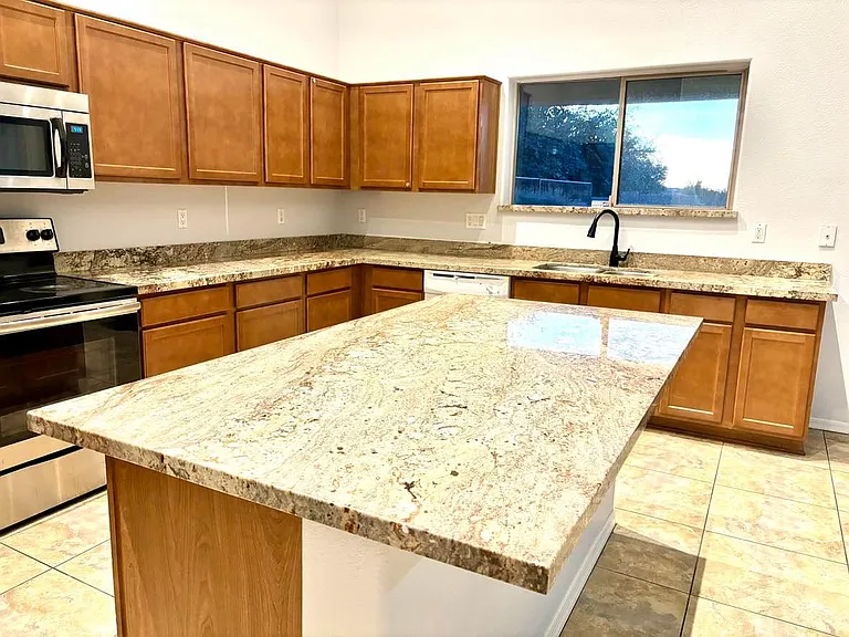 Closure view of the kitchen, with granite countertop