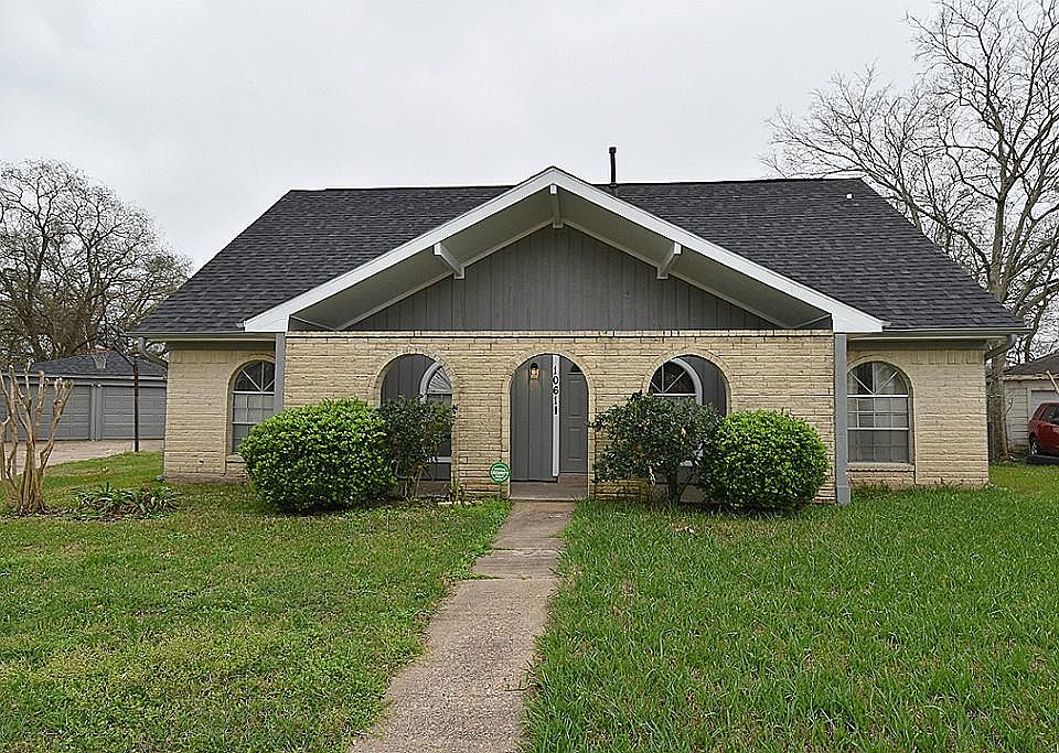 1st image of 10611 Huntington Wood Dr