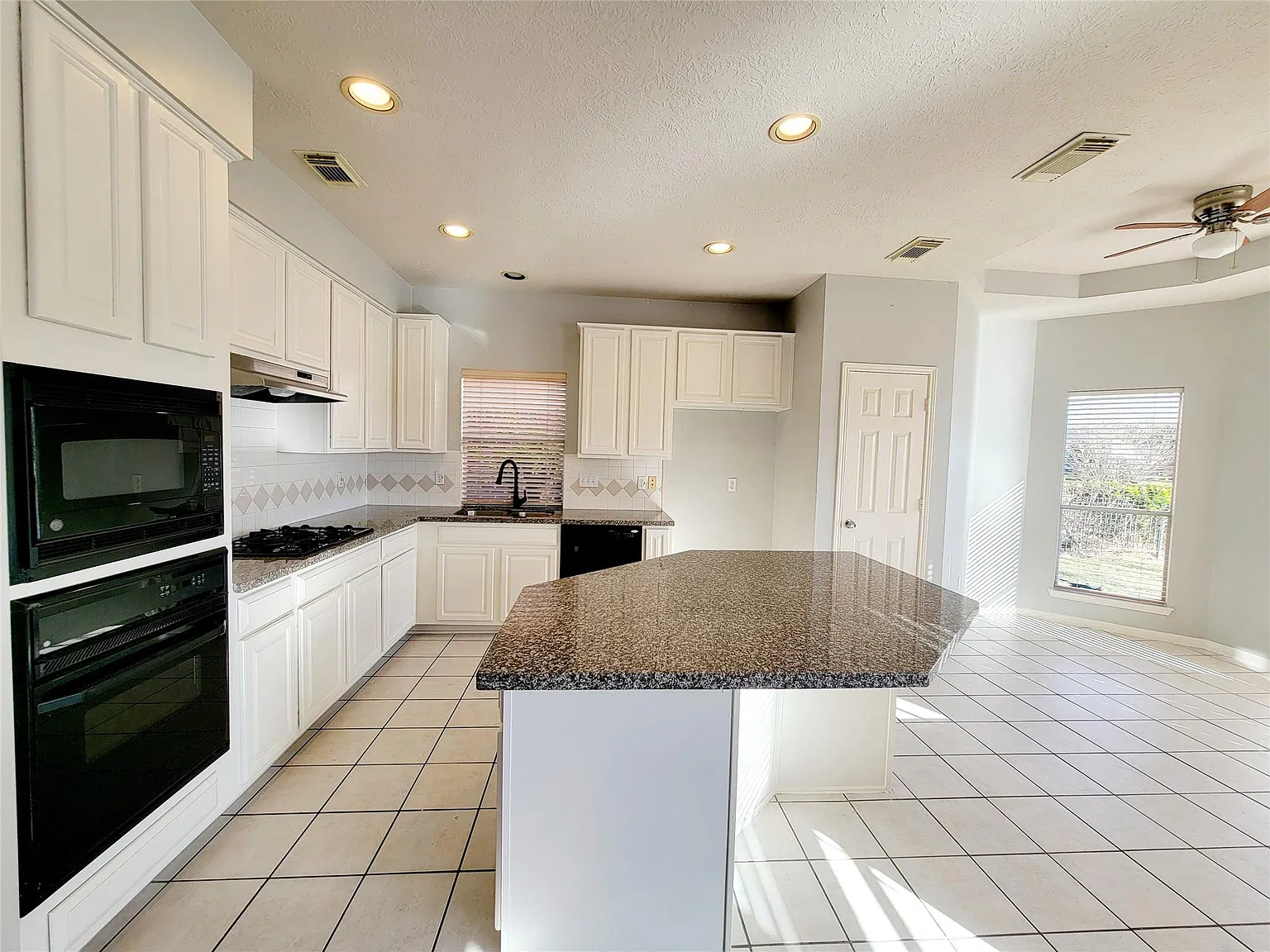 4 bed, 2.5 bath, 2617 sqft, $2,500 — Photo 3