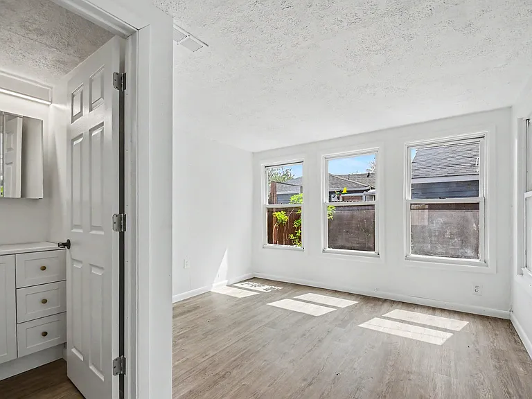 2527 Riverside Dr — Photo 8