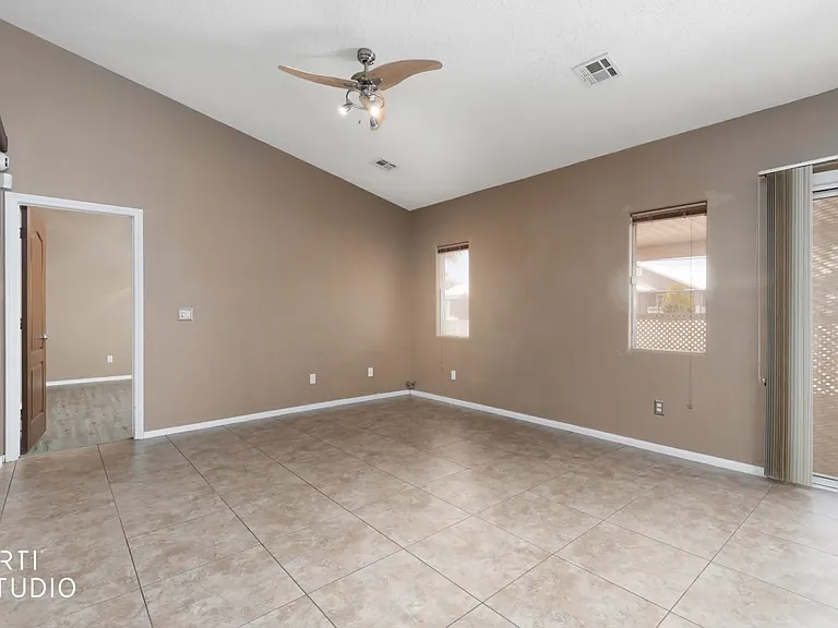 553 Emperor Ln — Photo 15