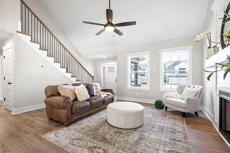 3 bed, 2.5 bath, 2200 sqft, $2,330 — Photo 3
