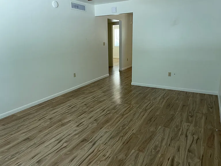 803 N Walnut St — Photo 4
