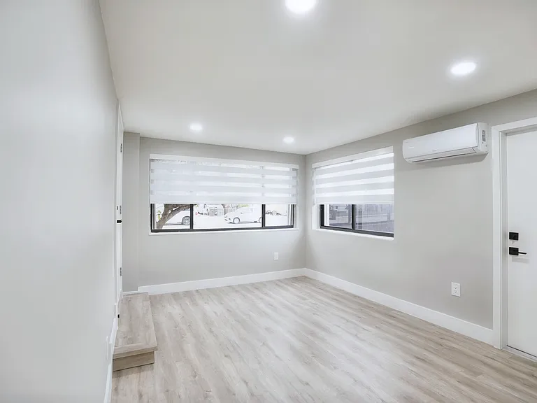 331 W 40th Pl — Photo 3