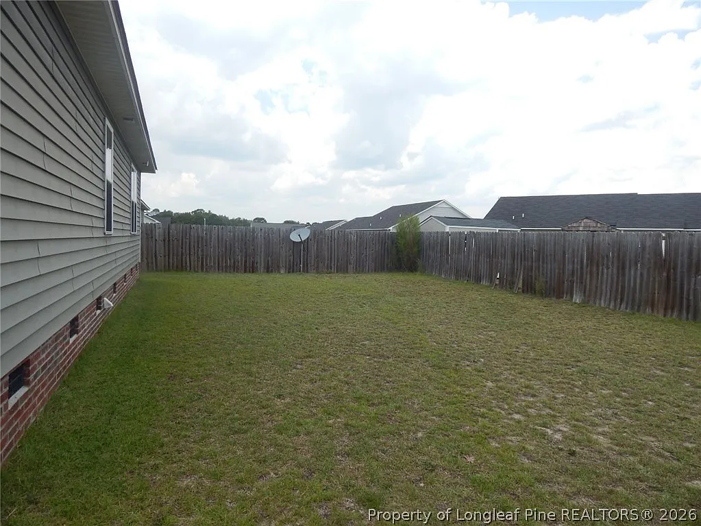 3 bed, 2.0 bath, 1400 sqft, $1,600 — Photo 3