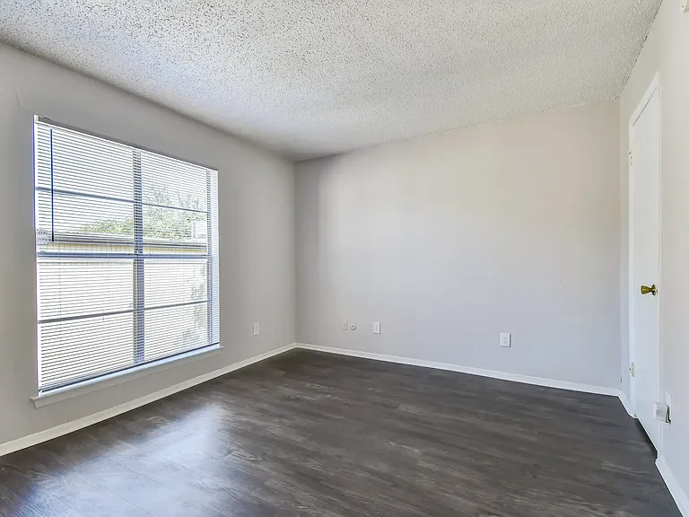 Oak Park Apartments — Photo 11