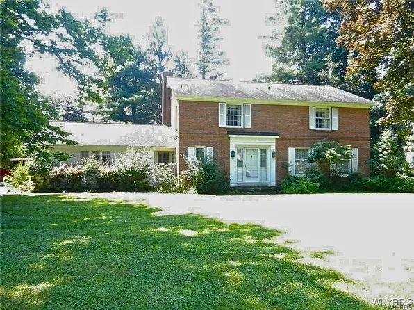 216 Roycroft Cir, East Aurora, NY 14052