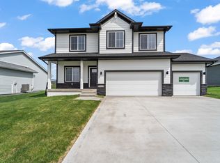 16435 Deerview Dr, Urbandale, IA 50323