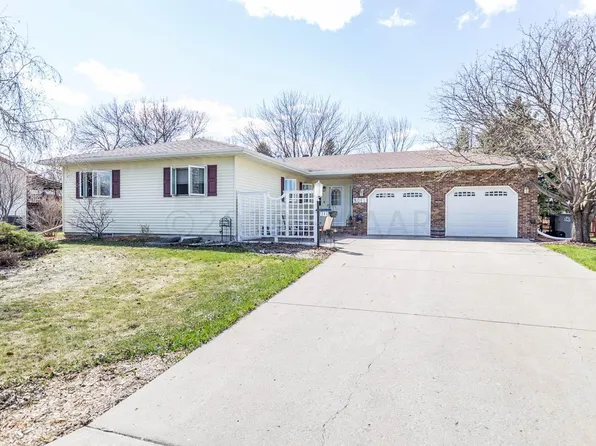 2413 Fairway Dr, Moorhead, MN 56560