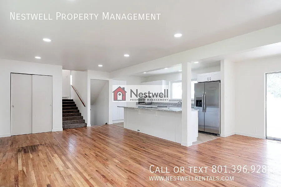 Spacious 4-bed home in Sandy! — Photo 2