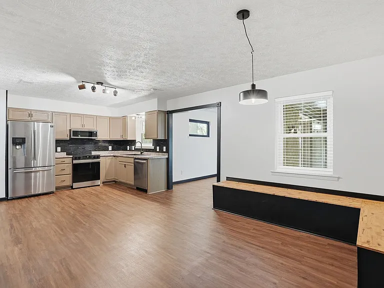 703 Pineview Ct — Photo 13