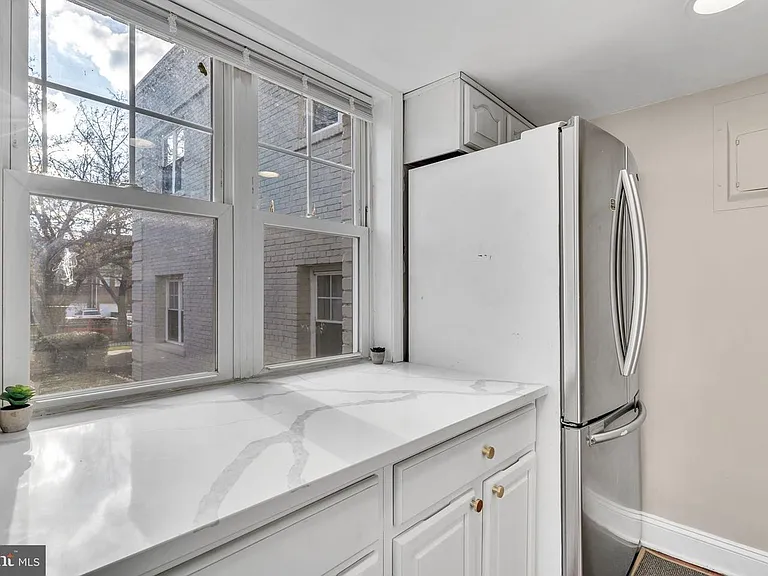 912 Barnaby St SE #101 — Photo 11