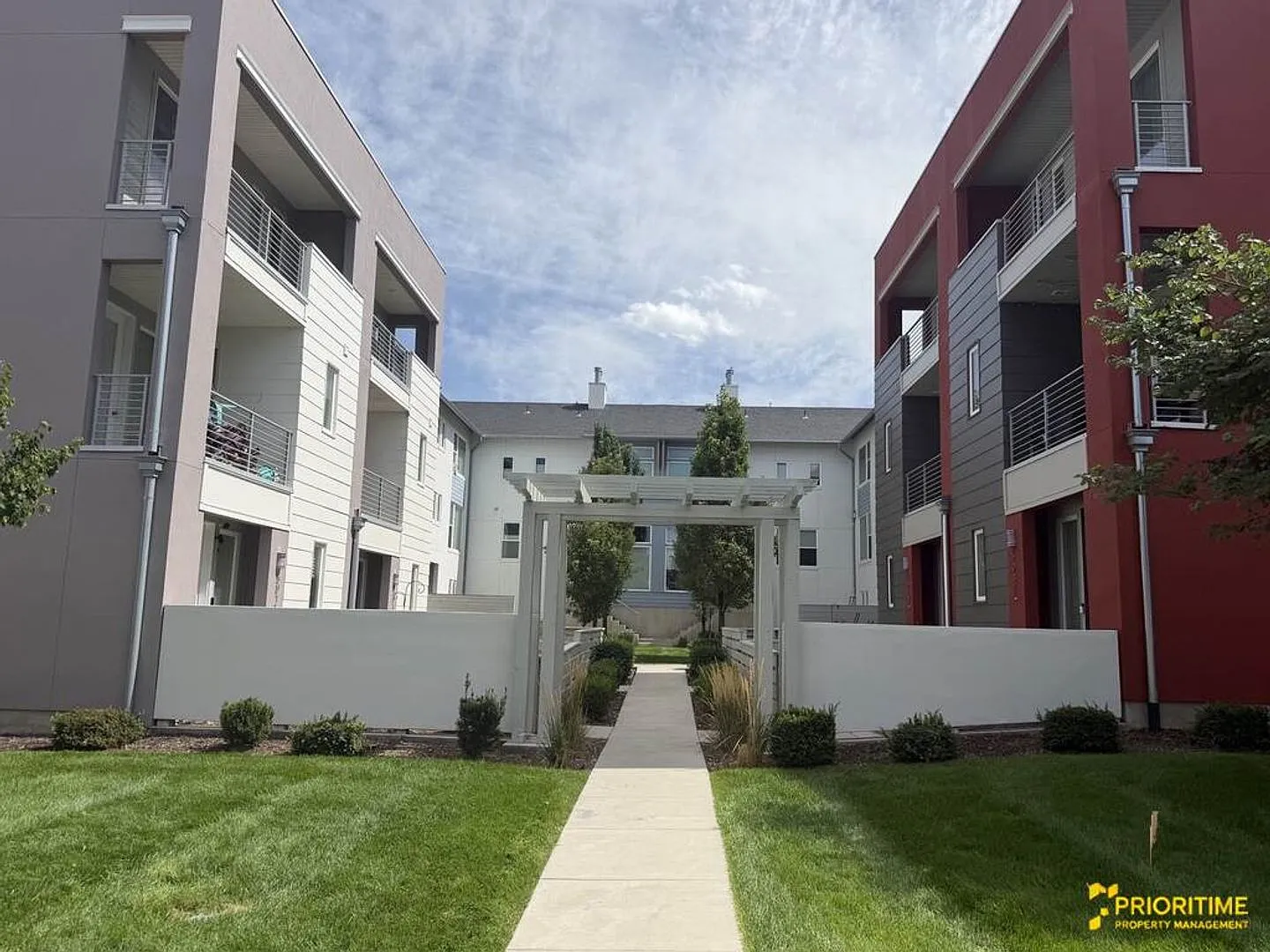Incredible Daybreak Townhouse Near Everything Daybreak! — Photo 1