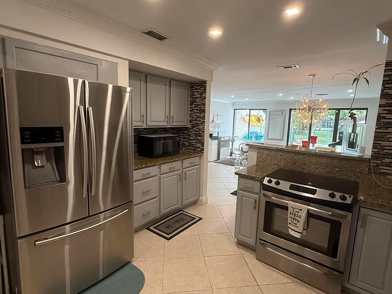 12394 Westhampton Cir — Photo 32