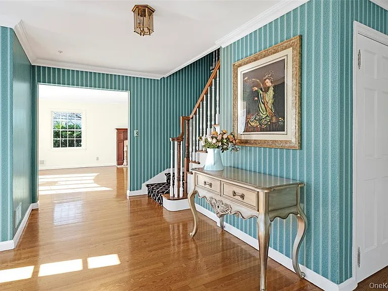 695 Hunt Ln — Photo 1