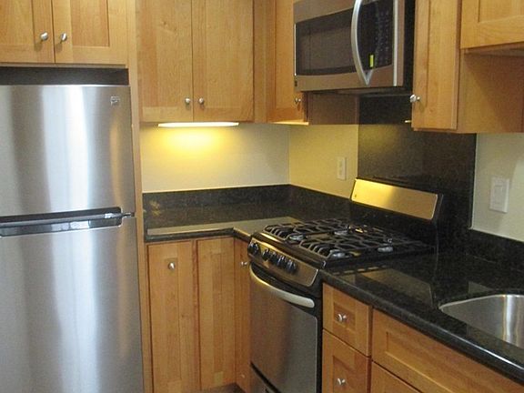 2nd image of 440 Laurel St APT 3