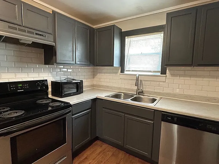 5345 Charlotte St — Photo 16