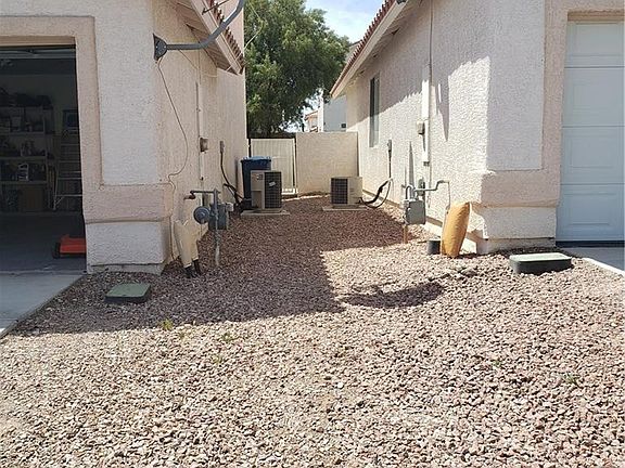 4th image of 1089 Sweeping Vine Ave