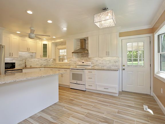 4th image of 1362 Leland Dr