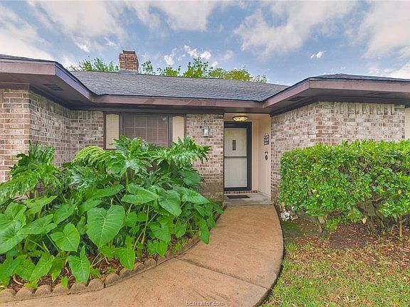 3rd image of 909 N Amy Dr