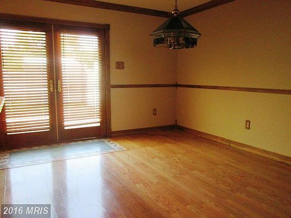 4th image of 305 Old Oak Pl