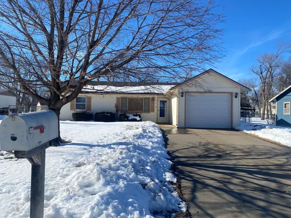 908 Hemlock Dr, Salina, KS 67401