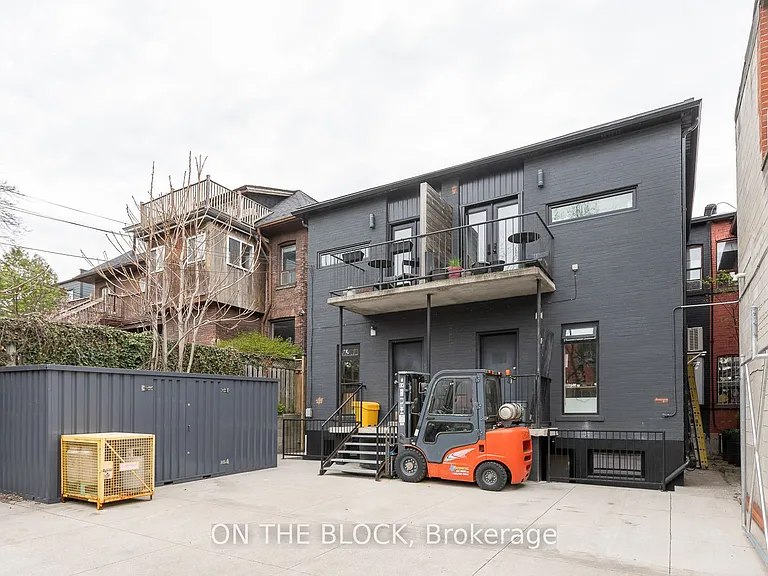 1041 College St — Photo 18