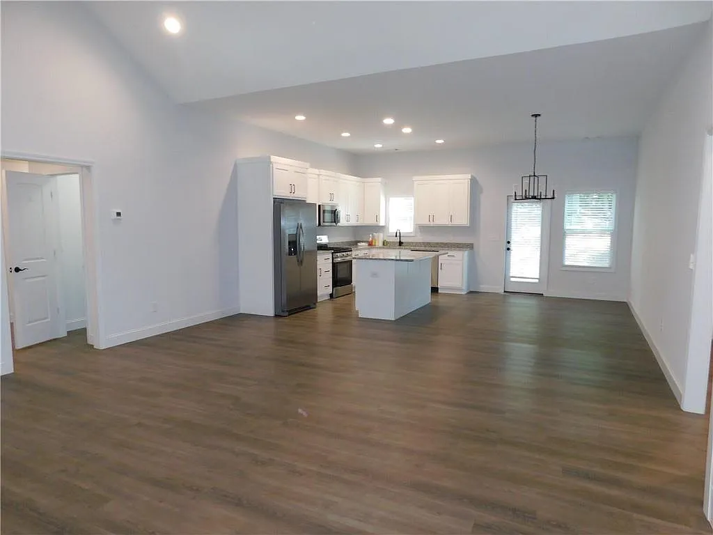 3 bed, 2.5 bath, 1985 sqft, $2,395 — Photo 4