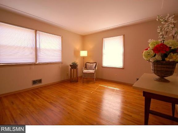 5th image of 523 Hoyt Ave E