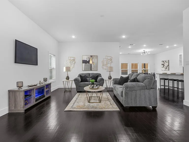 407 Dubois Ave — Photo 2