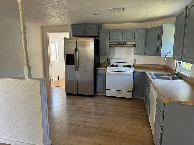 1055 S Park St — Photo 4