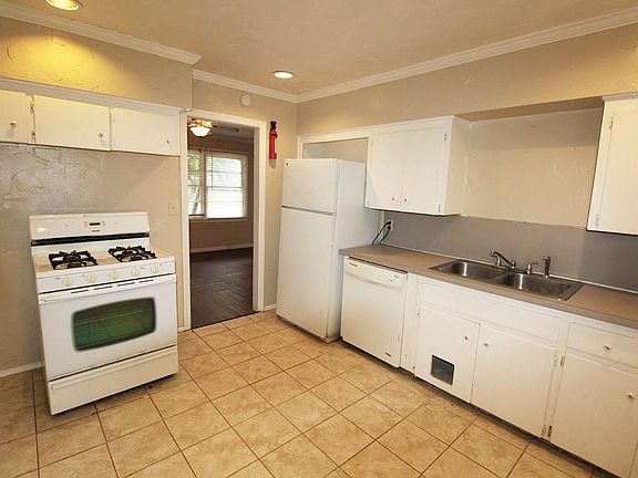 5th image of 2609 S Glenn Ave
