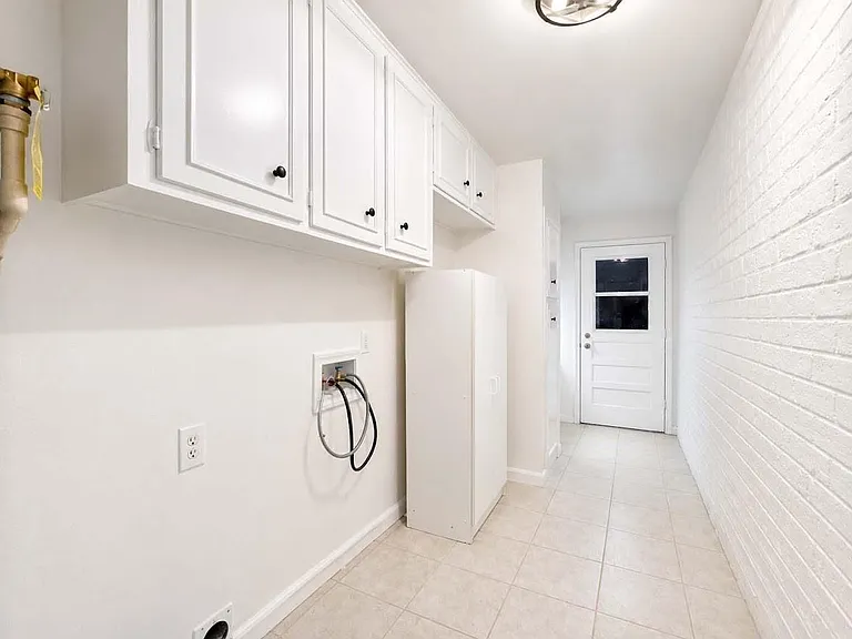 1219 Saxony Ln — Photo 18